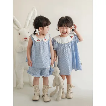 Летняя одежда в корейском стиле 2023 года для девочек-сестер, детское синее и белое платье в клетку с вишневым принтом, топы и шорты, детская одежда
