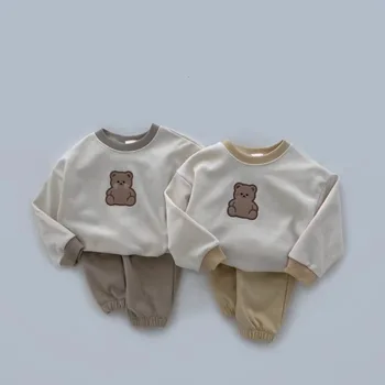 Комплекты детской одежды Осенний Корейский костюм для маленьких мальчиков, Толстовка с длинными рукавами и рисунком Медведя из мультфильма + Штаны, комплект из двух предметов для маленьких девочек